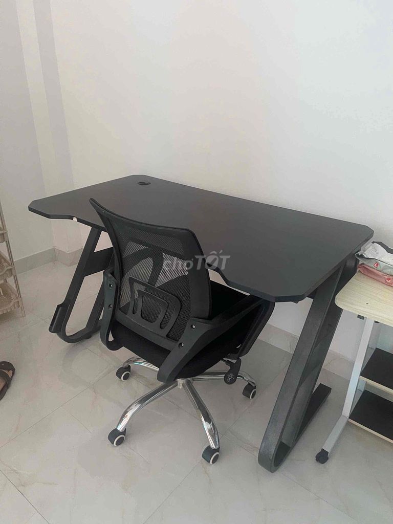 Bàn làm việc Gỗ, kim loại Đen vân gỗ. Mua bán Bàn ghế tại Quận Sơn Trà Đà Nẵng được đăng bởi Tâm Nguyên hình 1