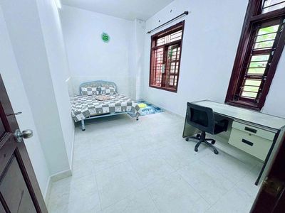 PHÒNG TRỆT CỬA SỔ TRỜI NHÀ CÓ SÂN VƯỜN WC CHUNG SẠCH SẼ NGAY BÌNH LỢI