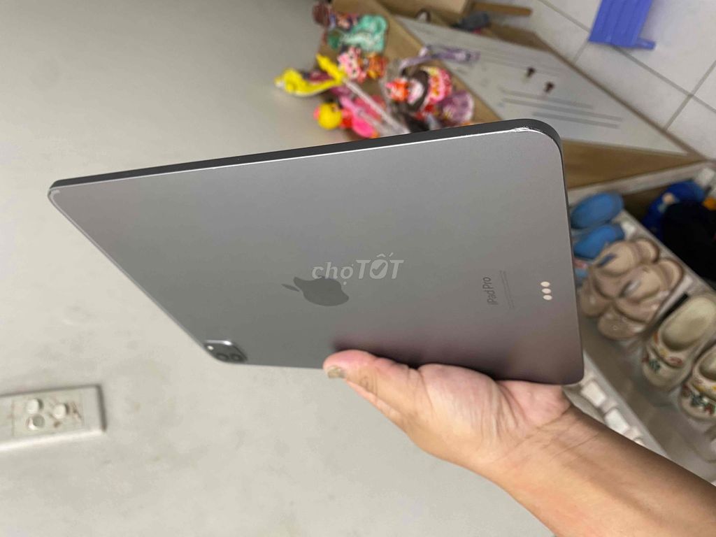 Em cần bán ipad pro m2 11inch pin 95 móp nhẹ