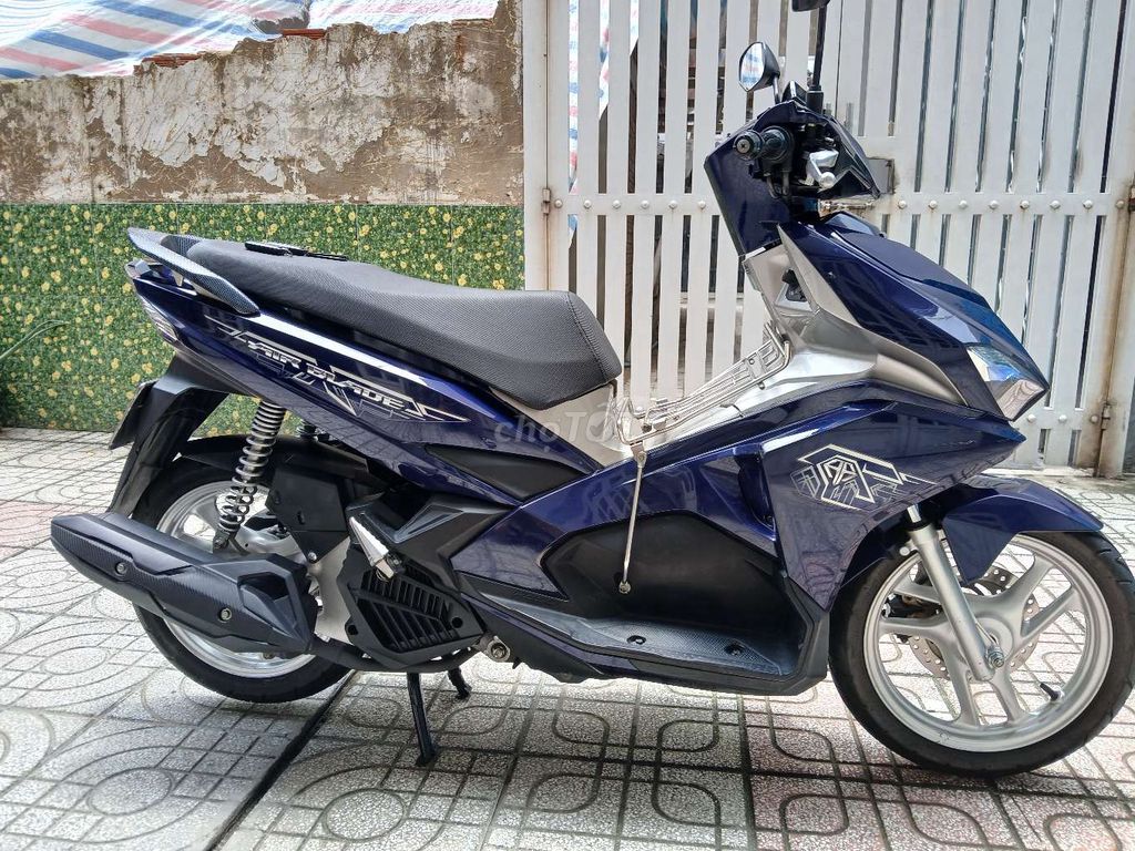 AIRBLADE 125 2019 КРАСИВАЯ АВТОВЛАДЕЛИЦА ПРОТИВ САЙГОНА