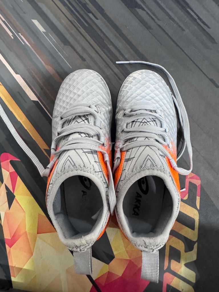 Giày đá bóng trẻ em AKKA Xám phối cam Size 32. Mua bán Giày dép tại Quận Gò Vấp Tp Hồ Chí Minh được đăng bởi Trinhthu hình 1