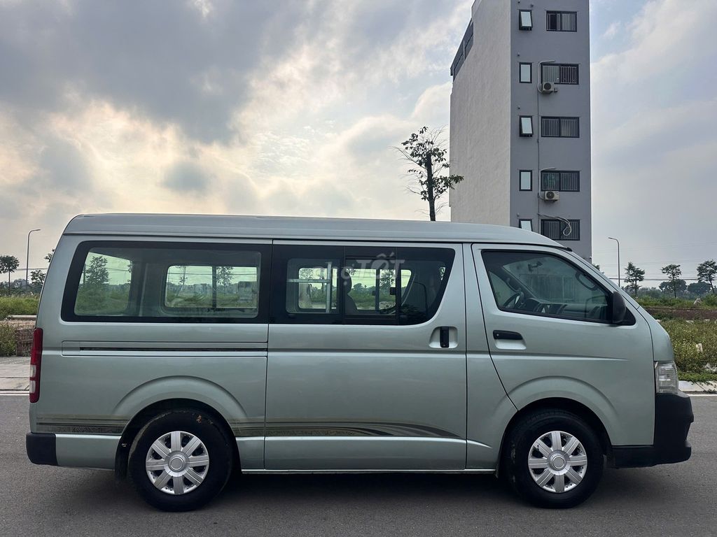 Toyota Hiace 2011 photo 4