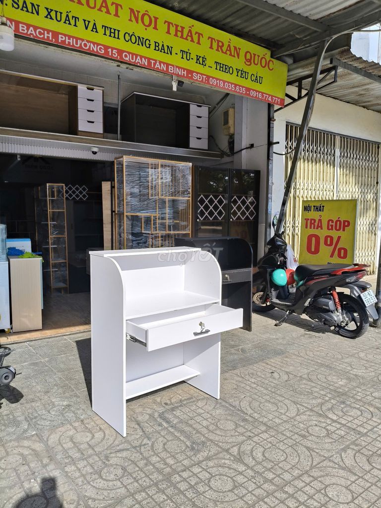 Quầy tính tiền shop màu trắng sẵn hàng