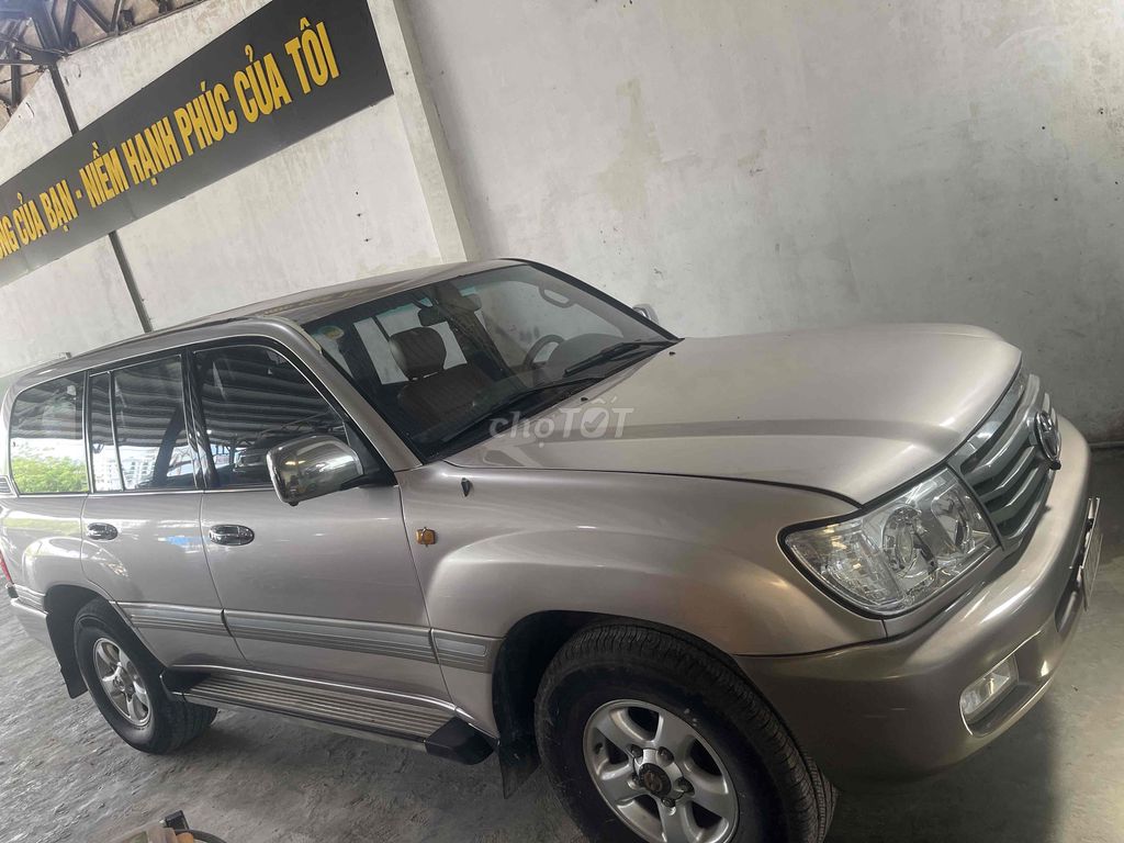 8-местная бензиновая японская колода Toyota Land Cruiser.