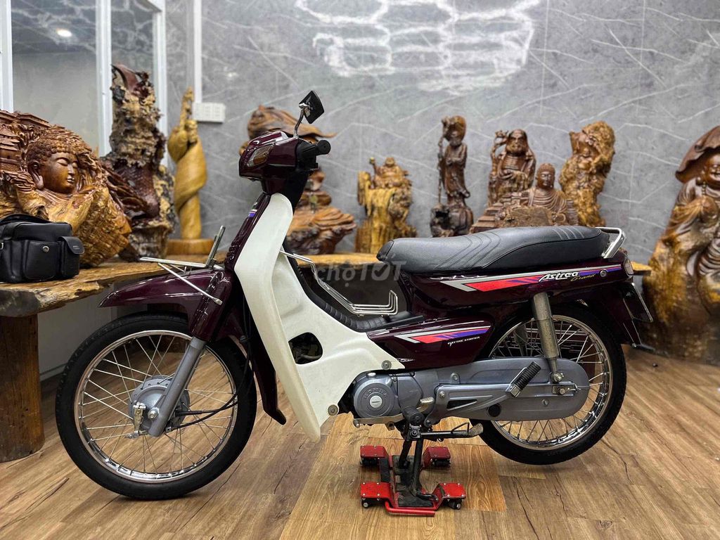 Honda C100 с сайгонскими номерами, целый пластик, тихий мотор