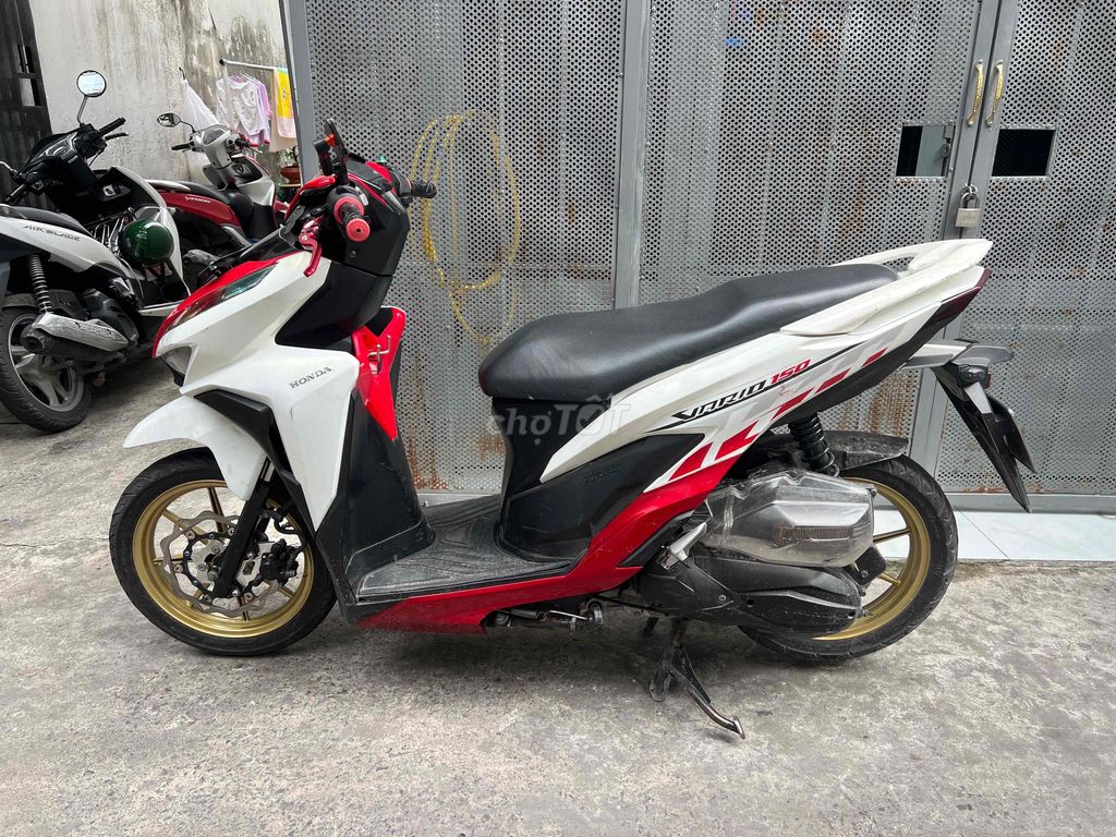 Honda Vario 150 2019 с хошиминскими номерами и хозяином