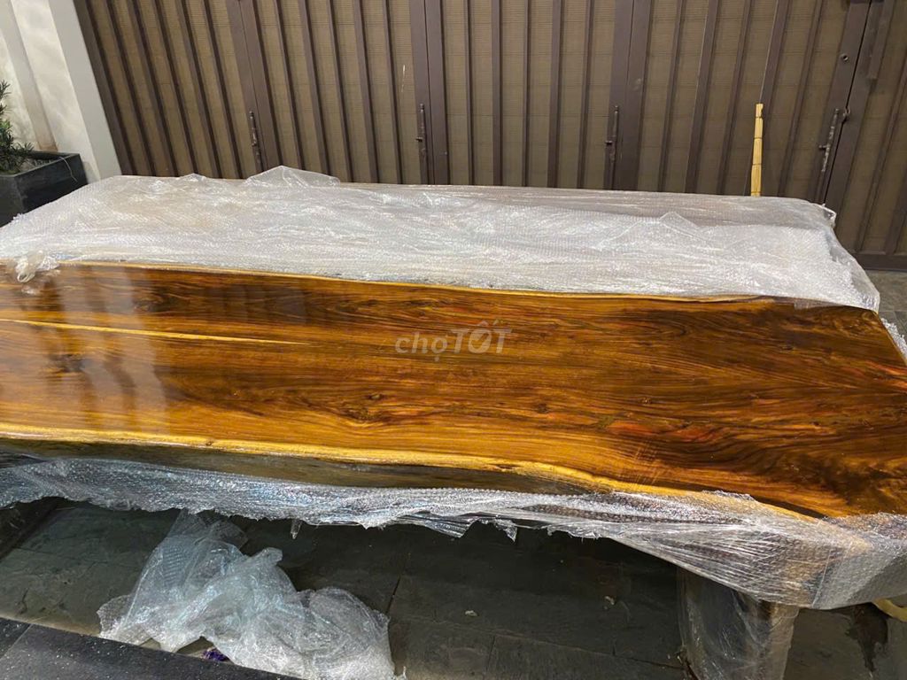 Bộ bàn ghế nguyên tấm gỗ muồng 1 bàn 2 ghế. Mua bán Bàn ghế tại Thành phố Thuận An Bình Dương được đăng bởi Nguyen Phong hình 1