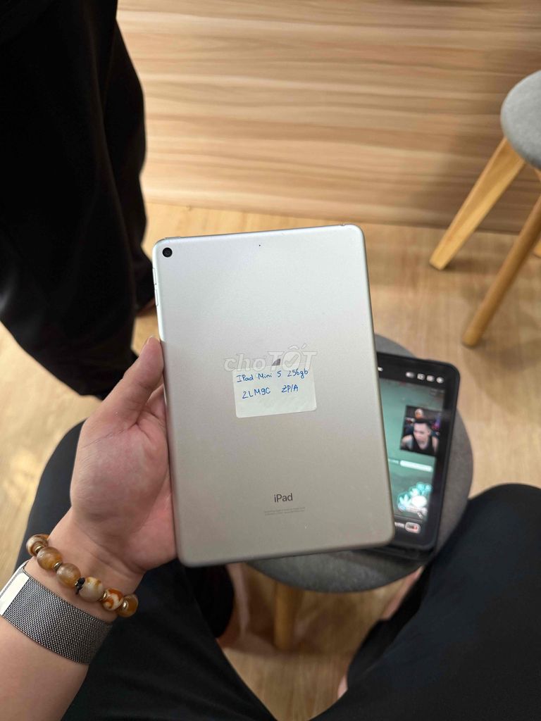 Apple iPad mini 5 Wifi 256GB Bạc 99%. Mua bán Máy tính bảng tại Quận Gò Vấp Tp Hồ Chí Minh được đăng bởi Võ Chí Bảo hình 1