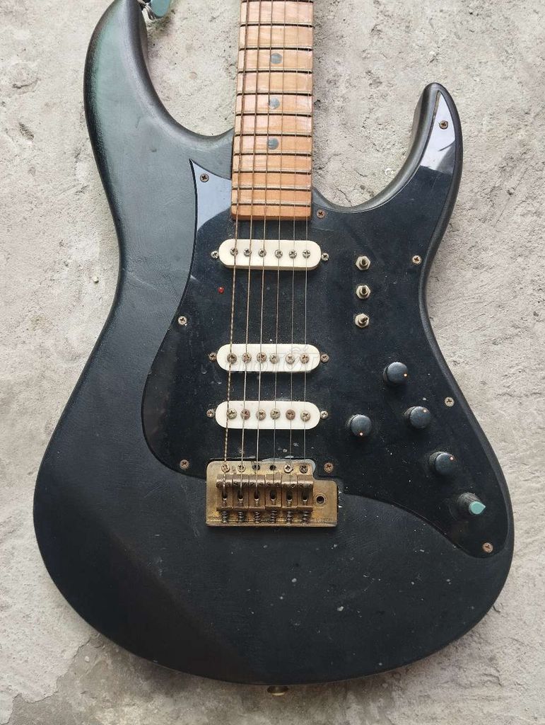 Đàn guitar điện Đen Decor, chơi giải trí . Mua bán Nhạc cụ tại Quận Tân Phú Tp Hồ Chí Minh được đăng bởi Tùng Lâm  hình 1