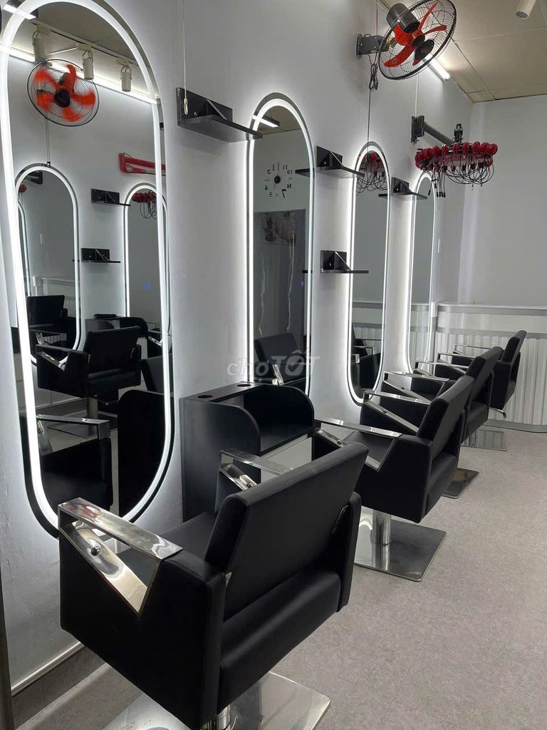 Tuyển 2 thợ phụ nail và gội đầu, có phòng ở lại. Việc làm Thợ làm nail tại Quận 3 Tp Hồ Chí Minh được đăng bởi Huỳnh Nguyễn Công Sanh hình 1