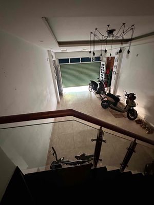 Nhà H8m Tân Quý cách aeon 200m. Xe hơi đậu trong nhà.