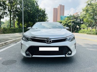 Toyota Camry 2.5Q 2019, số tự động, màu trắng