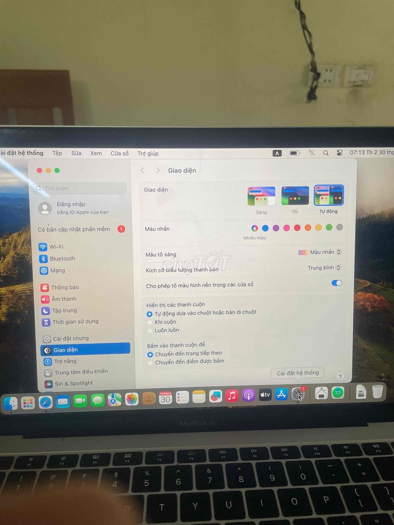 cần bán macbook ari 2018
