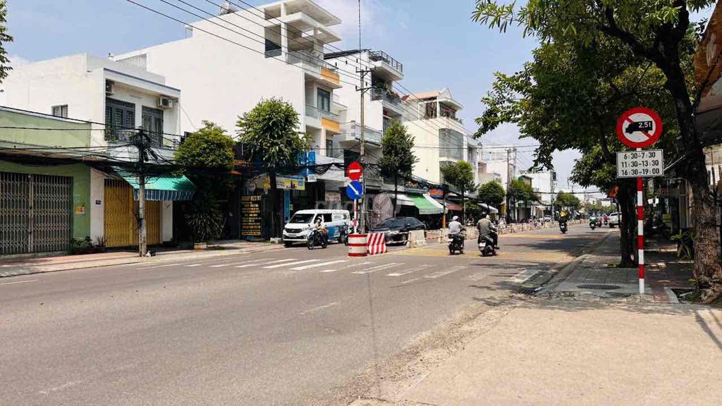 Продажа дома 4 класса Bae Van Dan Phuoc Long Street в Нячанге, частная собственность рядом с рынком