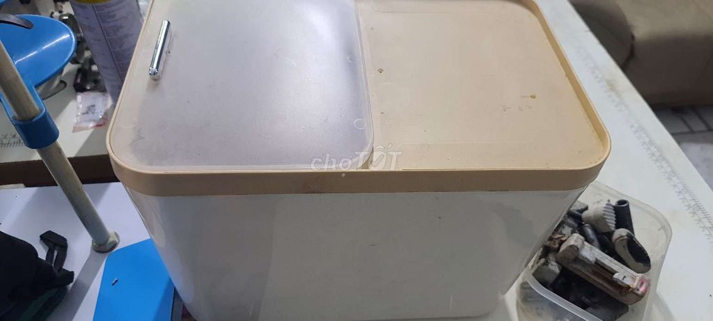Thùng đựng gạo nhựa kem chống ẩm. Mua bán Dụng cụ nhà bếp tại Thành phố Dĩ An Bình Dương được đăng bởi Công Nhận Máy May hình 1