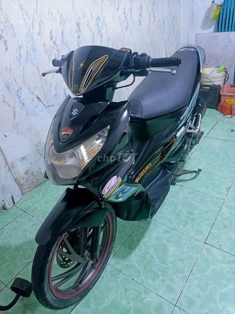 Черный скутер Suzuki Hayate