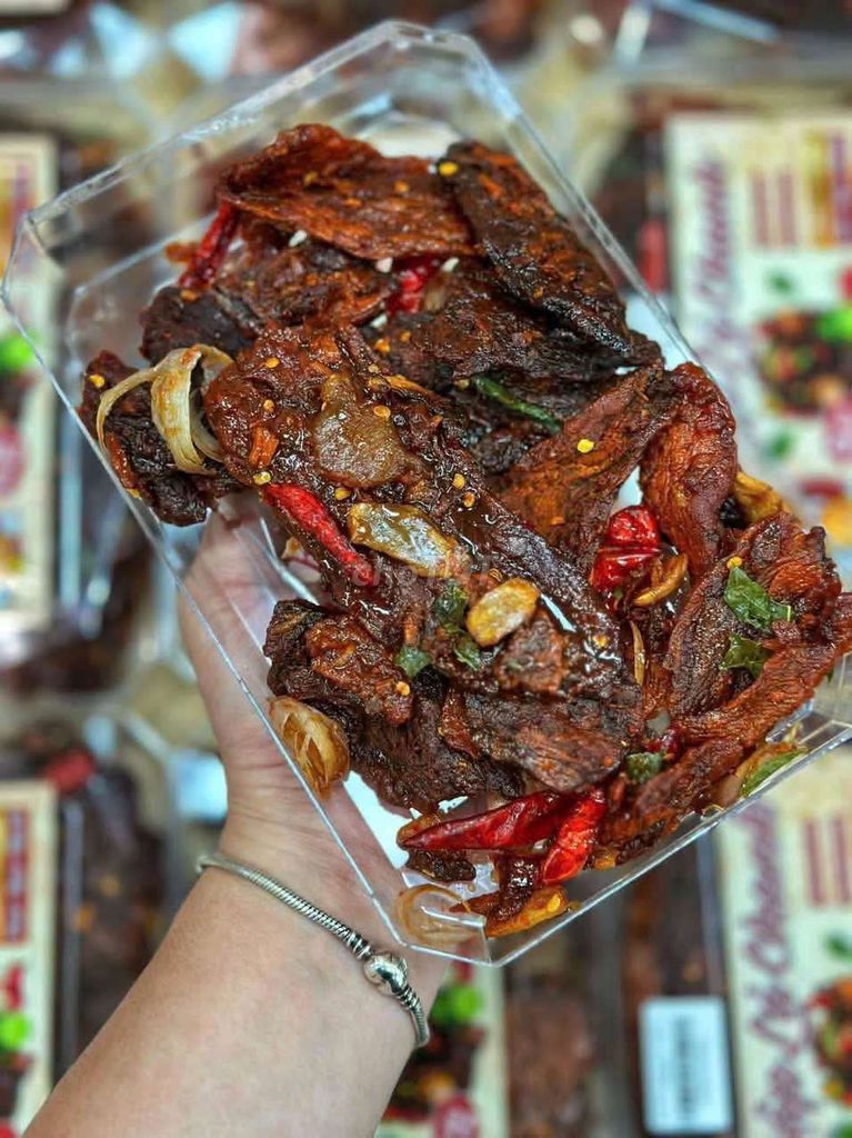 Khô bò Cháy tỏi lá chanh 300gr Hồng Ngự. Mua bán Đồ ăn, thực phẩm và các loại khác tại Quận Phú Nhuận Tp Hồ Chí Minh được đăng bởi Hà Nhi Cao hình 1