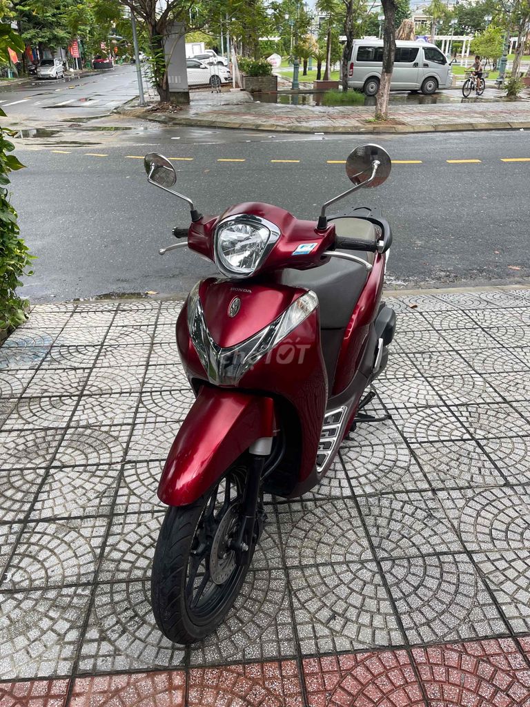 Honda SH Mode, красная
