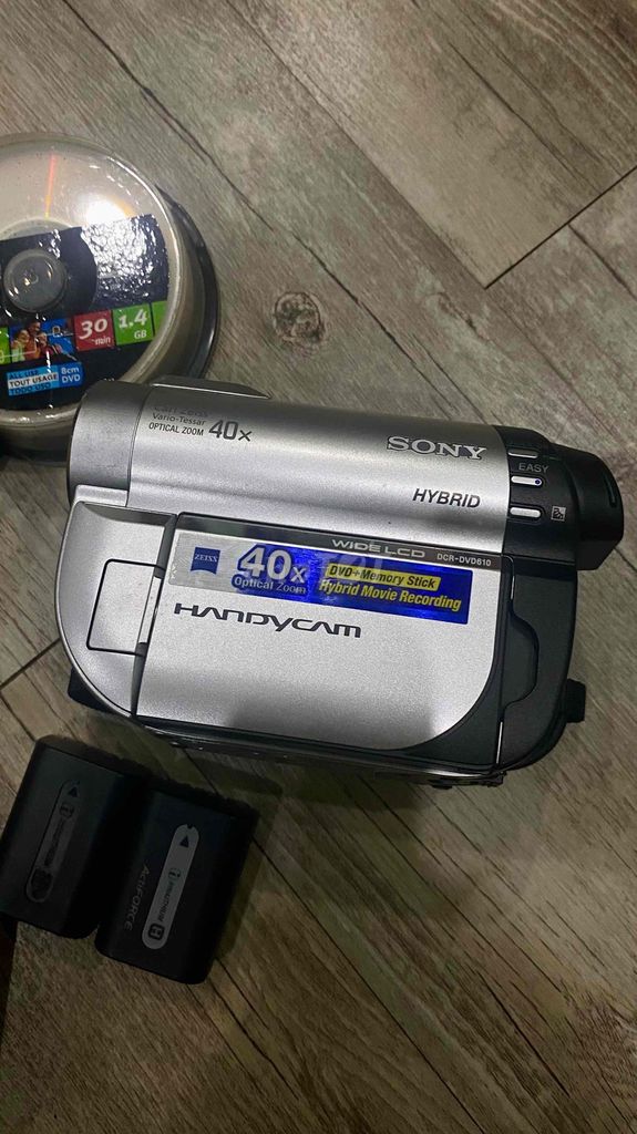 Máy quay phim Sony Handycam Bạc. Mua bán Máy ảnh, Máy quay tại Quận Hải Châu Đà Nẵng được đăng bởi Le phuong hình 1