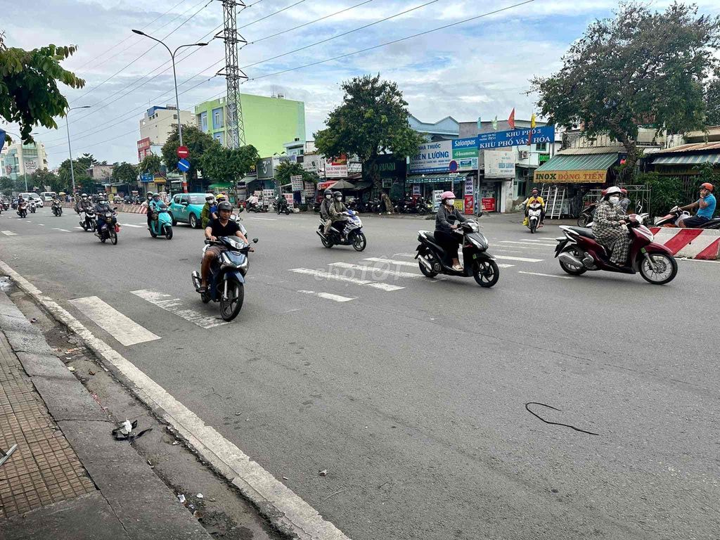 Cho thuê nguyên căn nhà Mặt Tiền số 582 Lê Trọng Tấn