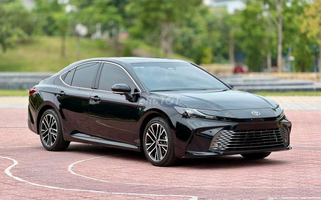 Toyota Camry 2.5 HEV - MID 2025 в состоянии нового автомобиля