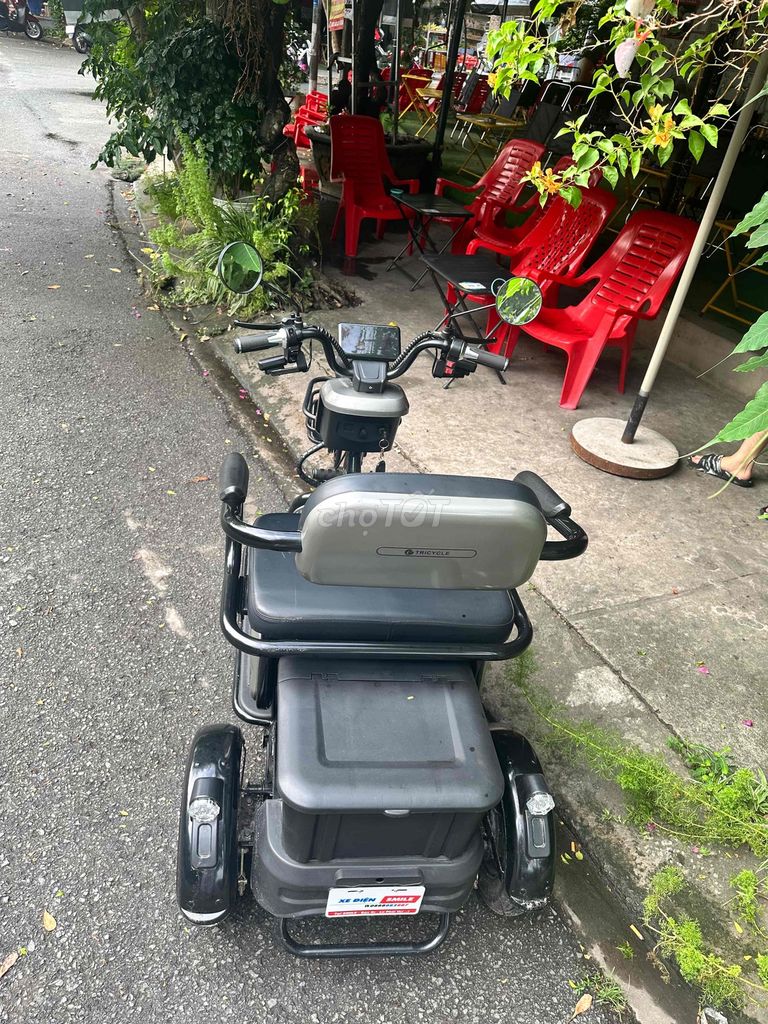 xe ba bánh điện dành cho người già.