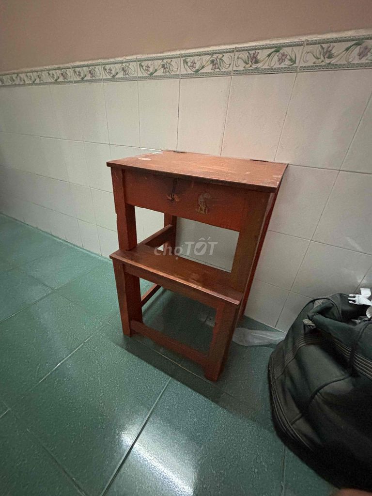 Bàn học gỗ nâu đỏ nhỏ gọn. Mua bán Bàn ghế tại Huyện Trảng Bom Đồng Nai được đăng bởi Tinh Nguyen hình 1