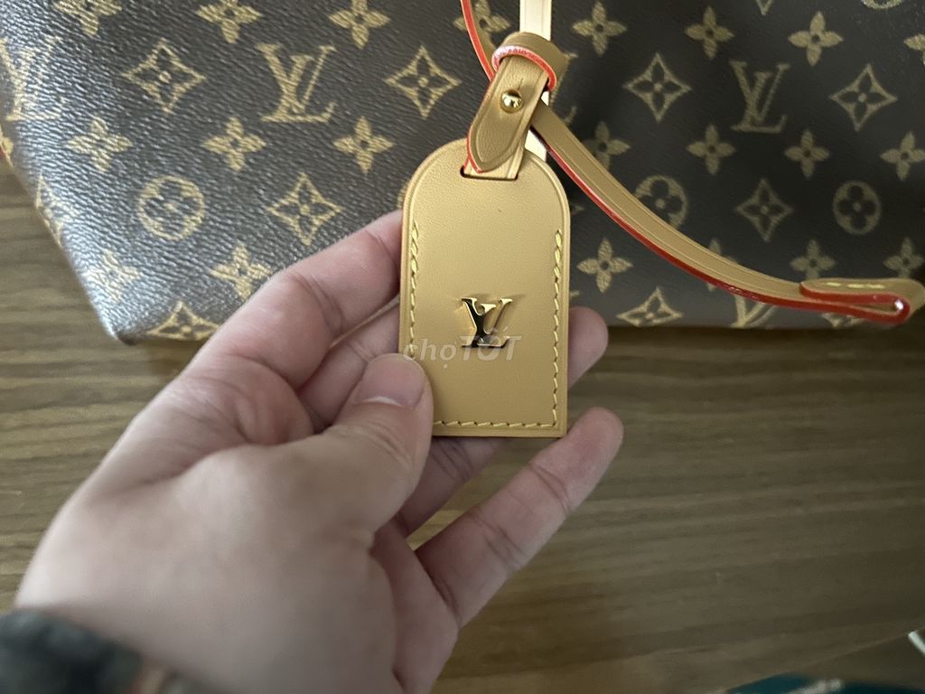 LV CARRYALL Gần như mới.