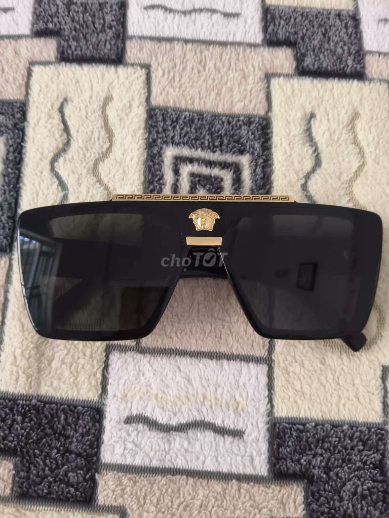 Kính mắt Versace Kim loại, nhựa Đen Mới 100%. Mua bán Phụ kiện thời trang khác tại Huyện Long Điền Bà Rịa - Vũng Tàu được đăng bởi Thanh Linh hình 1