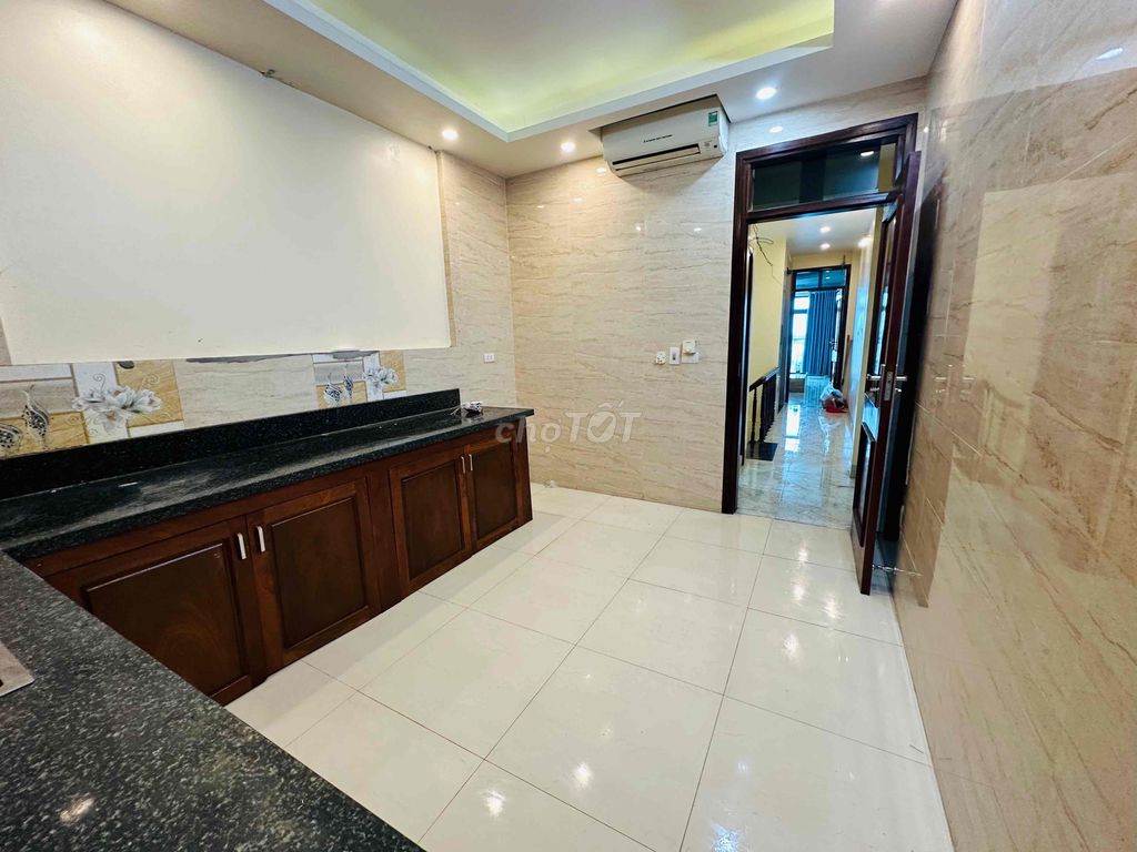 Мини-квартира Nha Lai Xa 60 м, вид на улицу, 1 спальня, 1 гостевая очень большая кухня.