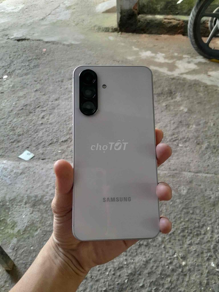 Samsung Galaxy A55 256GB Bạc. Mua bán Điện thoại tại Thành phố Thủ Dầu Một Bình Dương được đăng bởi Nhi hình 1