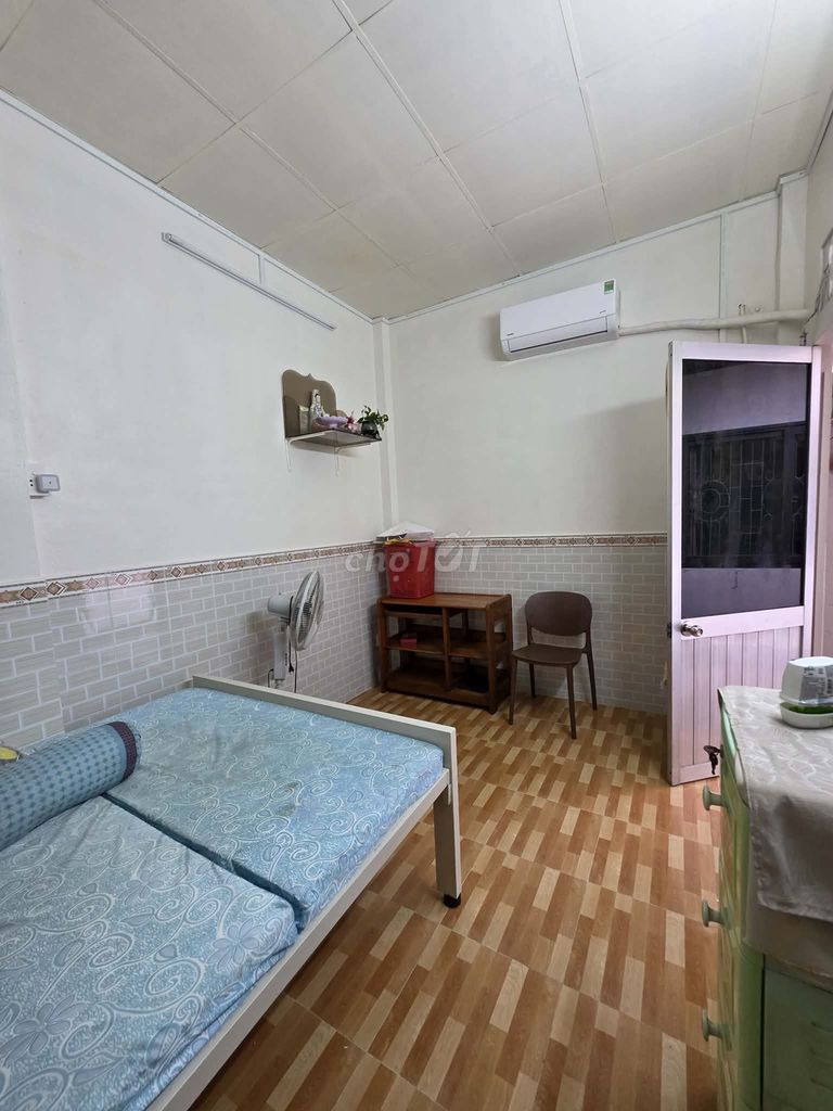 Cho thuê phòng trọ mặt tiền Q4 – WC riêng, tự do giờ giấc
