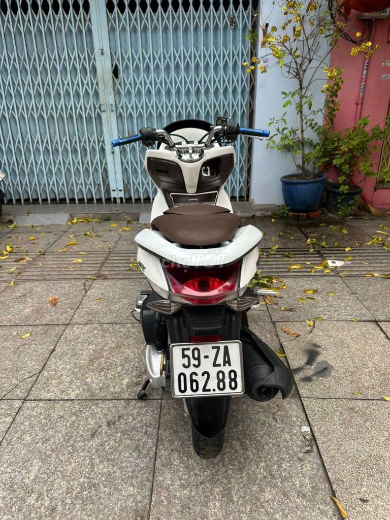 Honda PCX 2012 mới 90% Bstp chính chủ. Mua bán Xe máy tại Quận Tân Phú Tp Hồ Chí Minh được đăng bởi Tuanduy hình 5