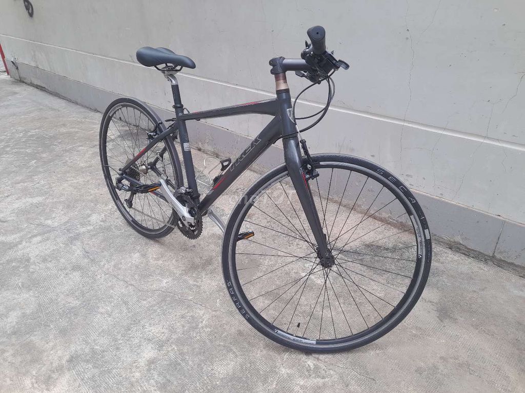 Trek 7.4 sườn nhôm càng carbon, group Shimano 3x9