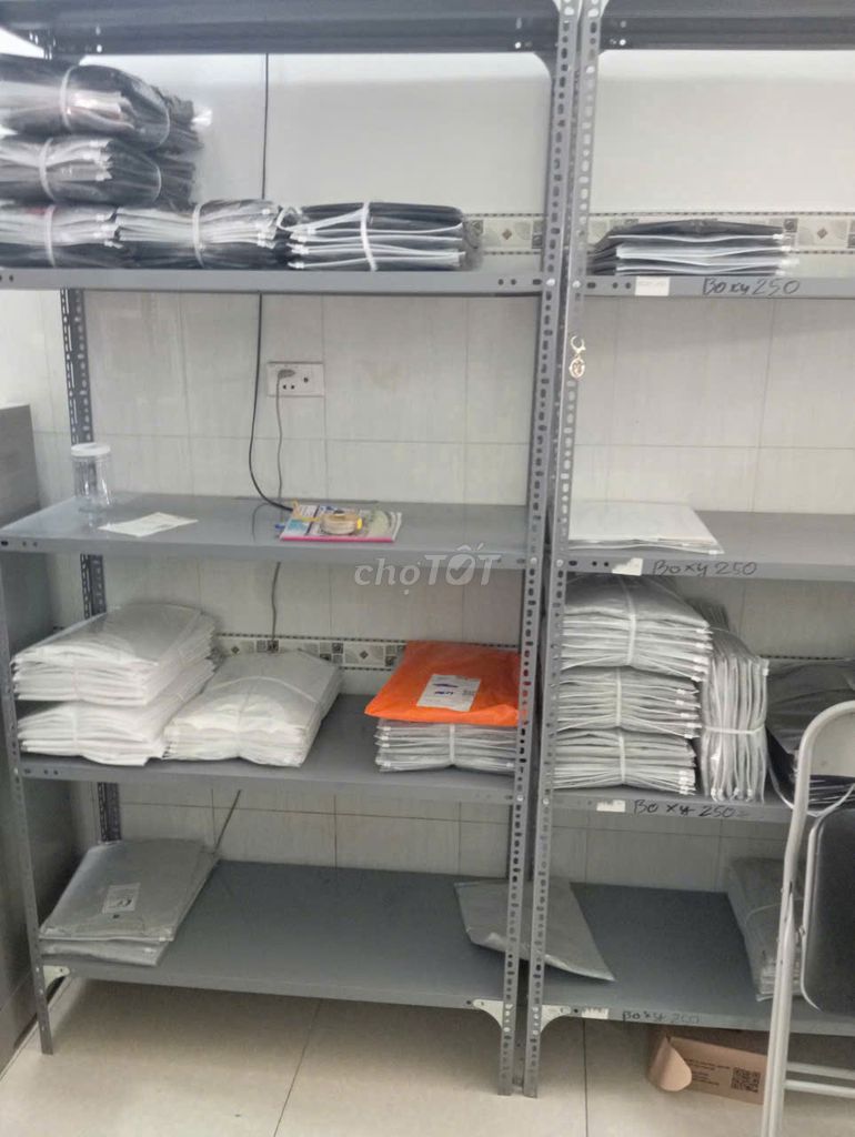 Kệ V4 có 5 tầng mâm 40x100. Cao 2m. Mua bán Tủ, kệ gia đình tại Quận Bình Tân Tp Hồ Chí Minh được đăng bởi Kệ Thép V Lỗ Đa Năng hình 1