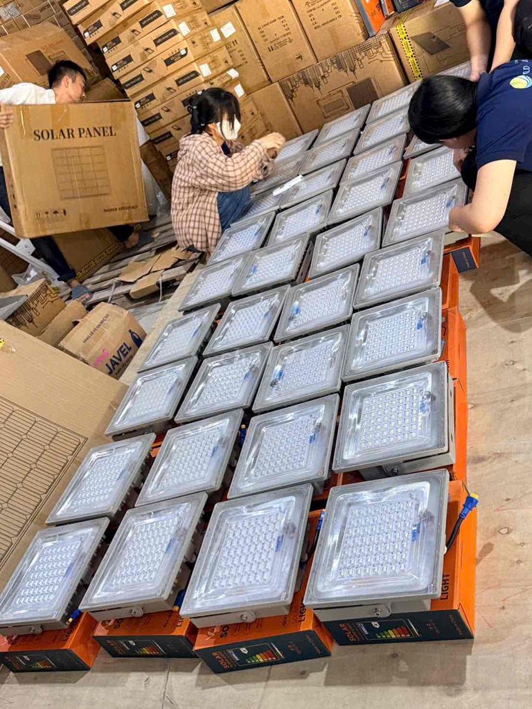 Đèn pha năng lượng mặt trời Uawalight 4.0. Mua bán Đèn tại Quận Cái Răng Cần Thơ được đăng bởi Vinh Trần hình 1