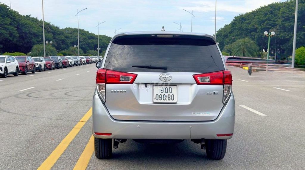 Toyota Innova 2018 МКПП серебристый 60 000 - 70 000 км