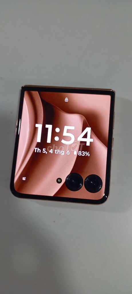 Motorola Razr 60 Pro Vàng đồng. Mua bán Điện thoại tại Quận 12 Tp Hồ Chí Minh được đăng bởi Huỳnh Sơn hình 1