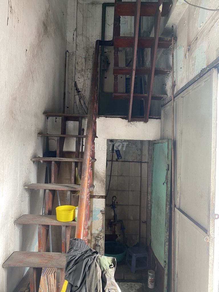 Nhà nhỏ mặt tiền vỉ hè rộng