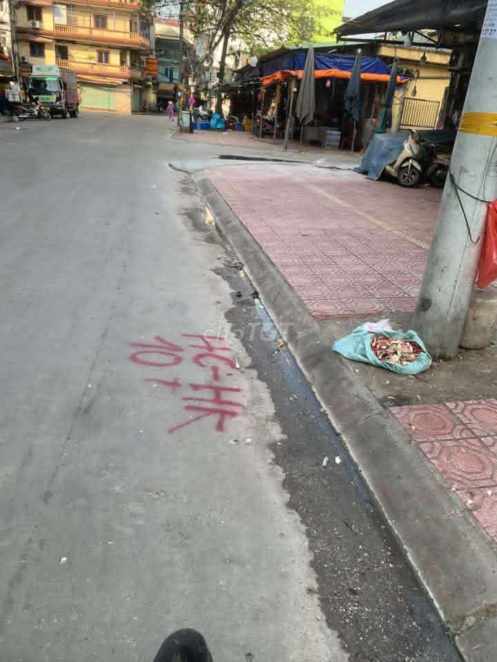 Владельцем выставленного на продажу дома является DUONG VAN BE MINH KHAI, продается красивая улица площадью 32 м2.