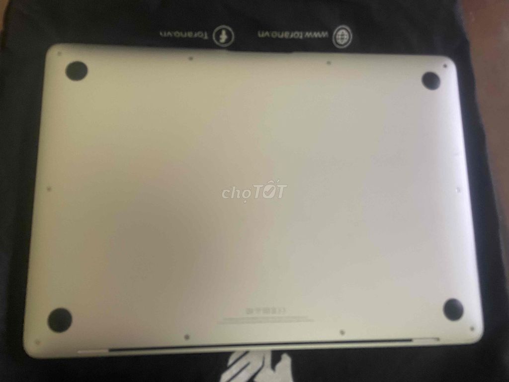 cần bán macbook ari 2018