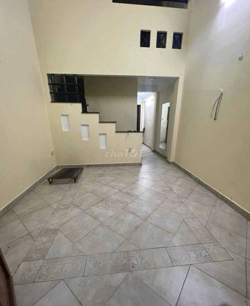 Дом в переулке с заездом для машины, ул. Дой Кунг, 11-й округ, 33 м²