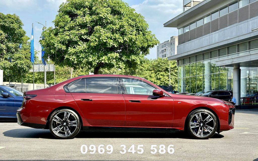BMW 7 серия 735i Мспорт 2025 красный