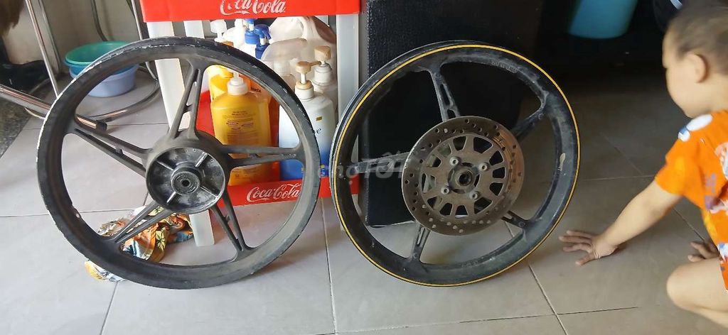 Vành xe máy hợp kim đen 5 chấu. Mua bán Phụ tùng xe tại Quận Ngũ Hành Sơn Đà Nẵng được đăng bởi Nguyễn Dương hình 3