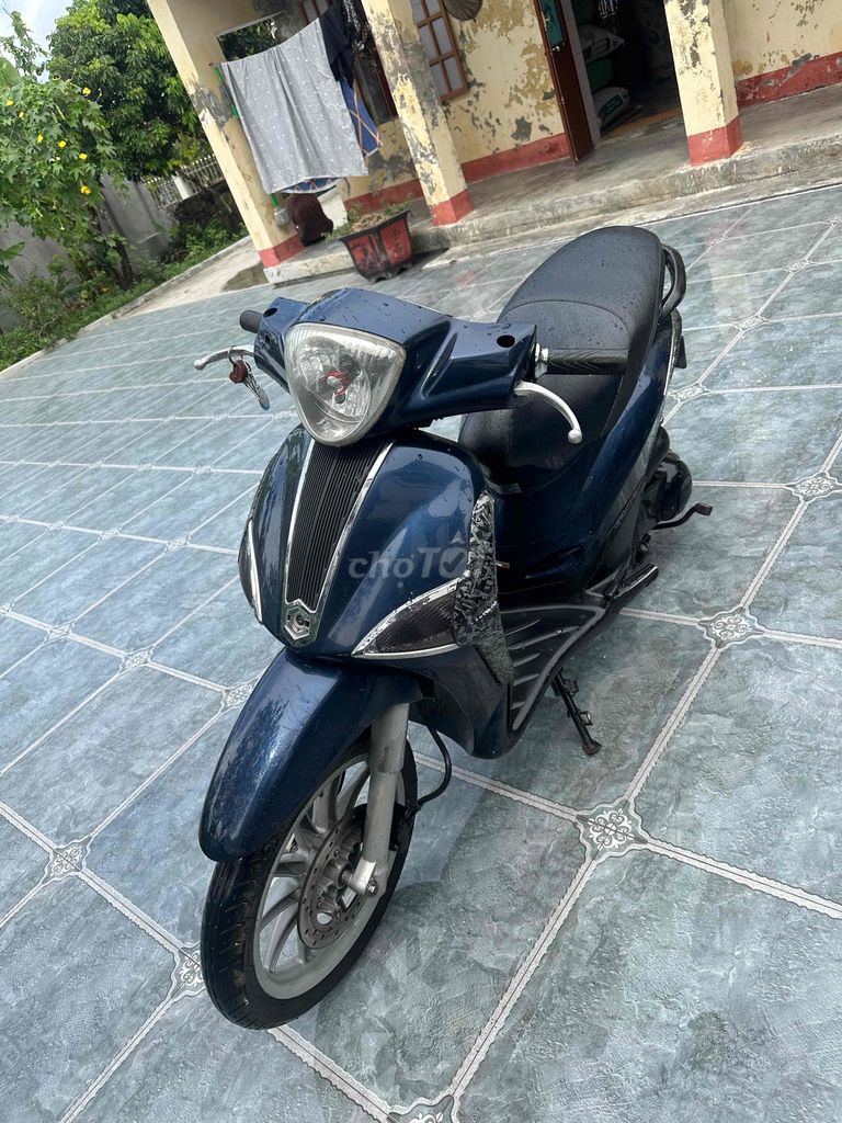 Черный скутер Piaggio Liberty