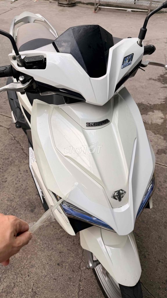 Воздушный клинок Honda 2017 белый 125 куб. см