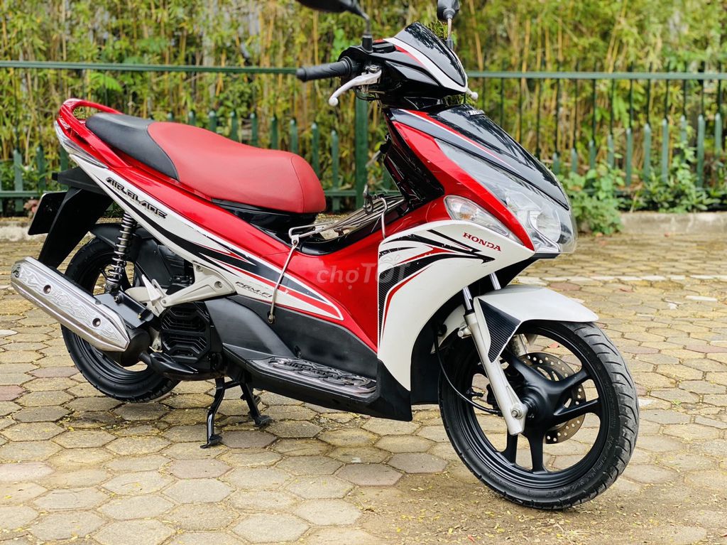 Honda Air Blade красно-белый, родной мотор, отличное состояние