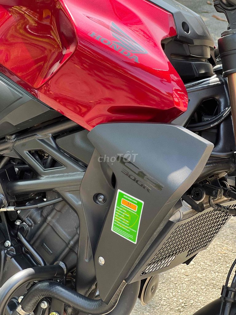 Honda CB300R 2022, красный, черный, 6,200 км, с обменом автомобилей.