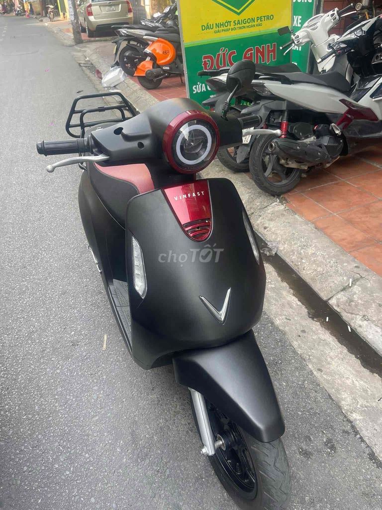 Черный электрический скутер VinFast Evo 200