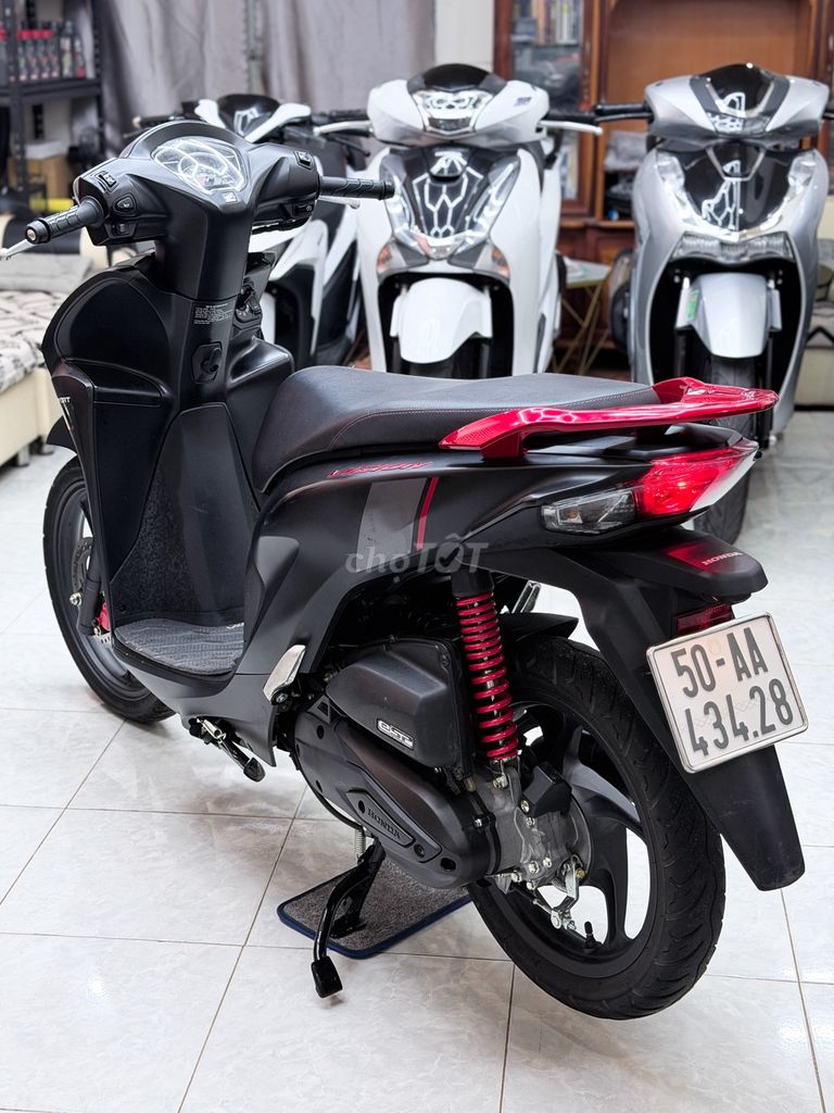 Honda Vision Sport 2025 с большими колесами